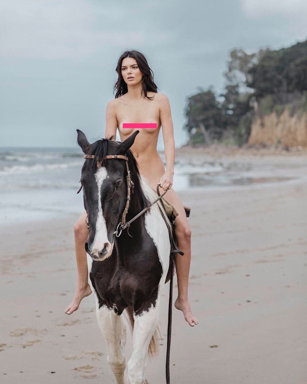Слили интимные фото голой Кендалл Дженнер на пляже на коне - фото 147007