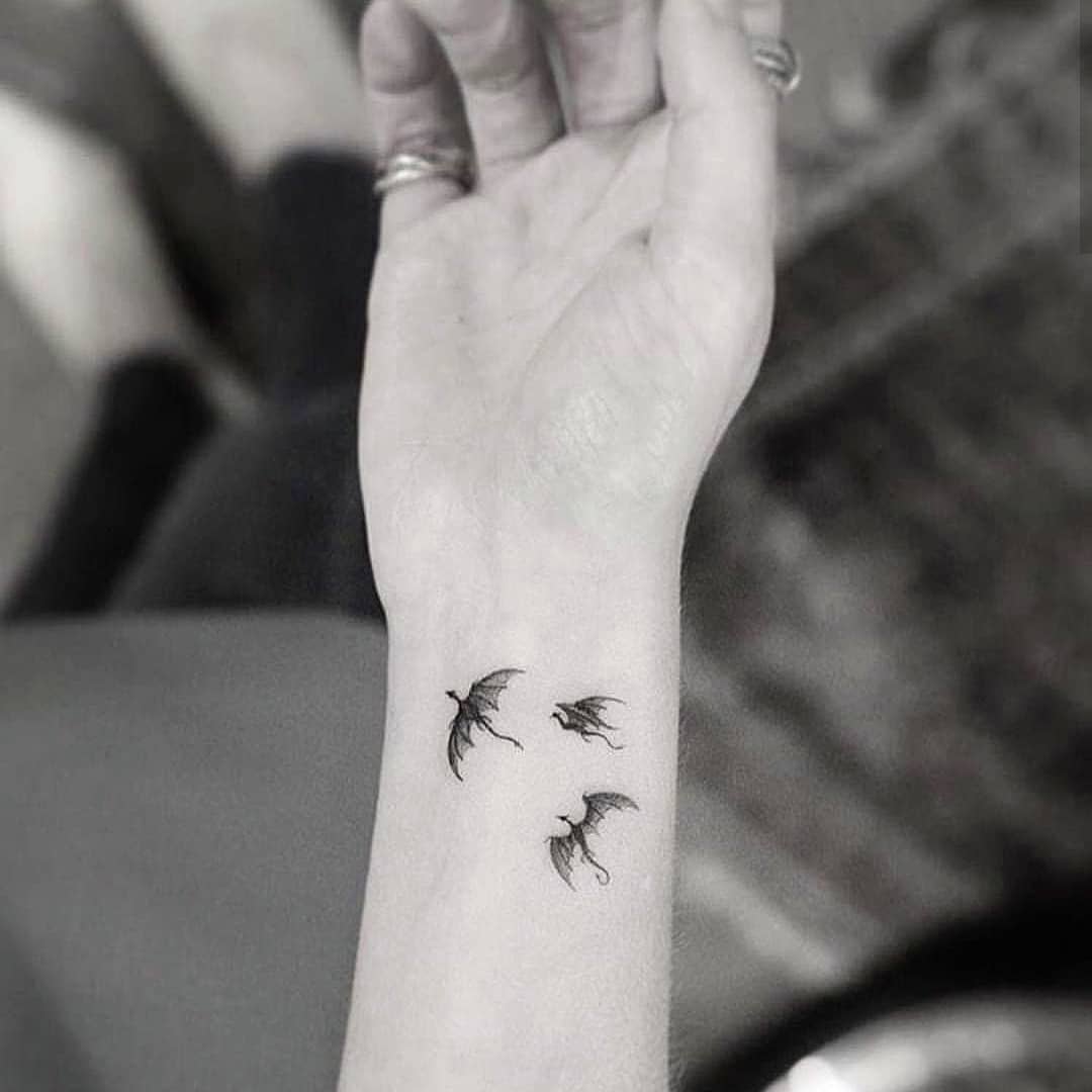 Эмилия Кларк сделала татуировку на память об Игре престолов - фото 148696