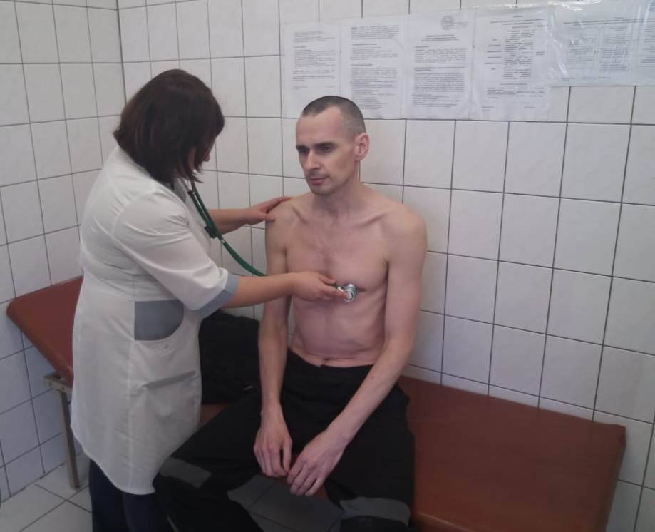 В России показали новые фото Сенцова и заявили, что ему провели «коррекцию лечения»(ФОТО) - фото 150597