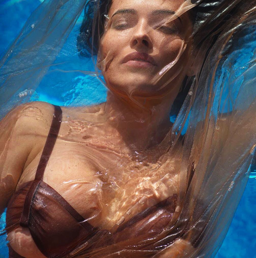 Даша Астафьева показала грудь на фото под водой - фото 150960