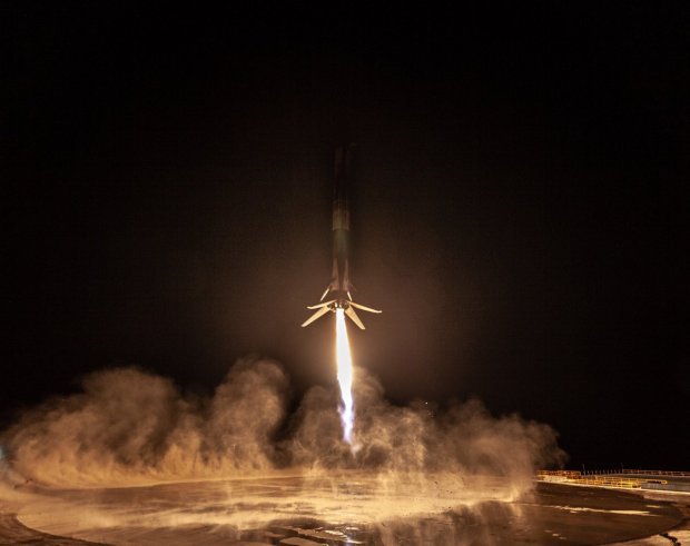 Ракета Илона Маска взлетает - фото 152263