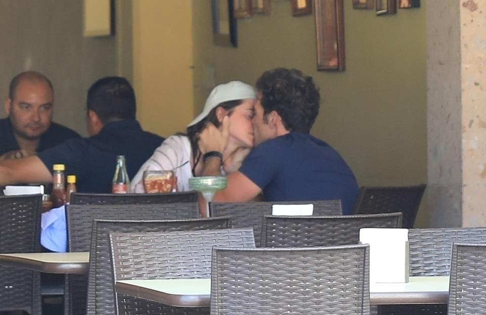Эмму Уотсон застали за поцелуями с новым бойфрендом (фото) - фото 153691