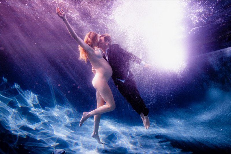 Обнаженная под водой: звезда 'Дэдпула' устроил беременной жене яркую фотосессию - фото 154617