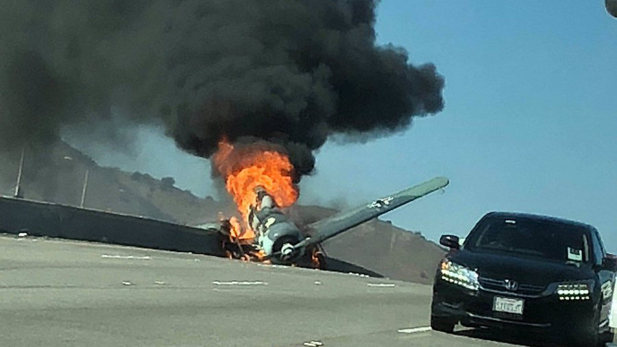 В Калифорнии на оживленное шоссе упал истребитель Luftwaffe (ФОТО) - фото 154886