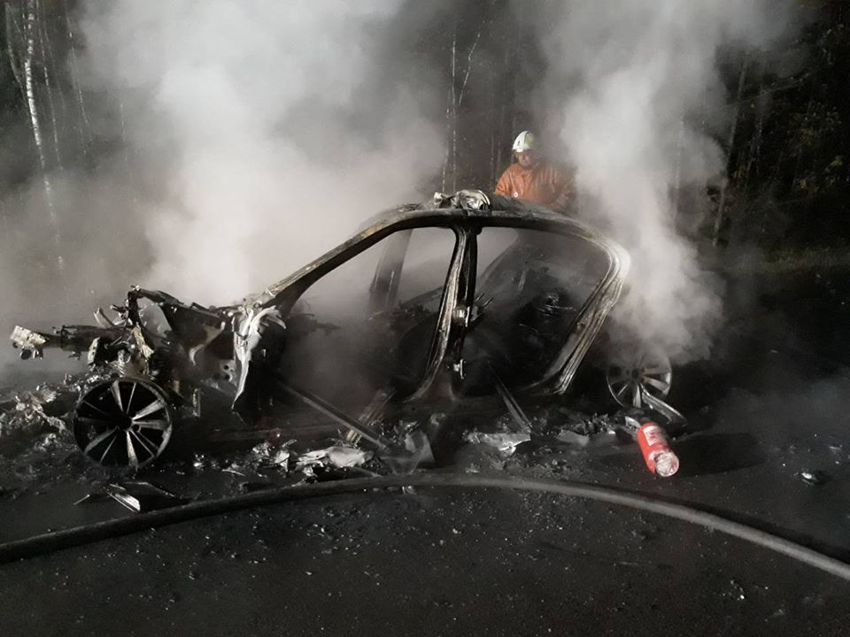 Один автомобиль полностью сгорел - фото 156827
