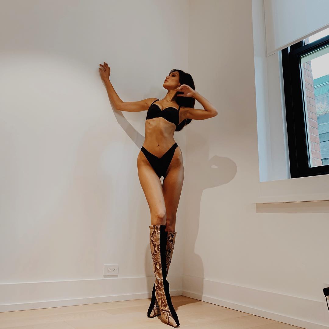 Victoria's Secret Show: Белла Хадид показала соблазнительную фигуру на примерке белья - фото 157416