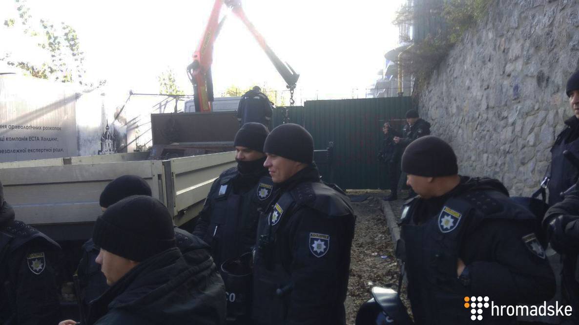 В центре Киева у скандальной застройки прогремели три взрыва - фото 158245