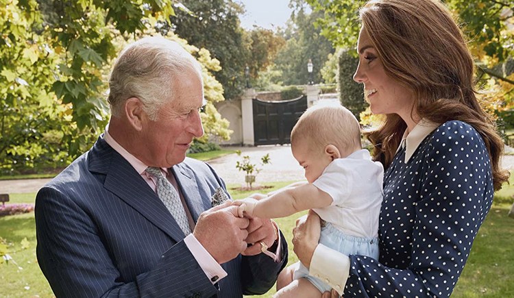 Трогательный снимок: Принц Чарльз на прогулке с маленьким принцем Луи и Кейт Миддлтон - фото 158374