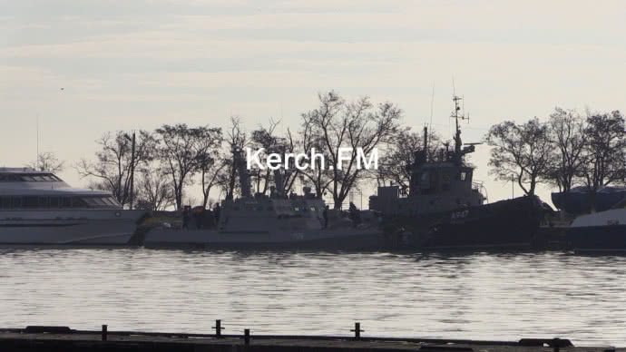 В оккупированный порт Керчи доставили три корабля ВМС Украины - фото 161372