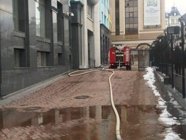 В Киеве воспламенилось Министерство финансов: эвакуированы все сотрудники - фото 161982