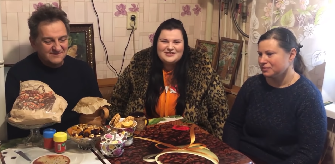 Звезда украинского хип-хопа Alyona Alyona показала родителей в новом клипе - фото 165515