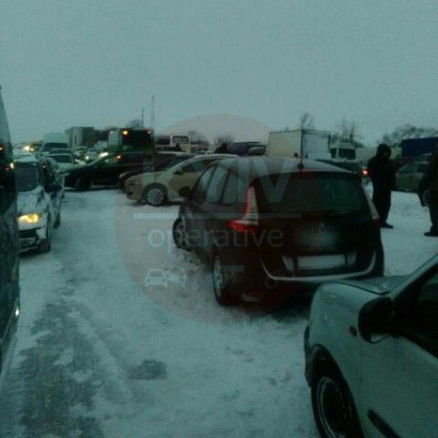 В Полтавской области из-за снега случился коллапс на дороге  - фото 166204