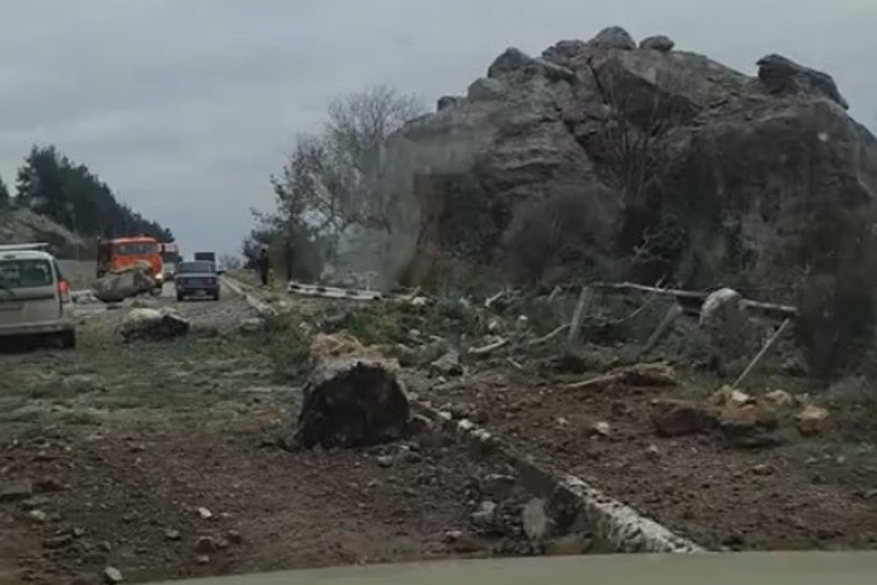 Камни с неба: транспортную артерию Крыма завалило валунами (ФОТО) - фото 166227