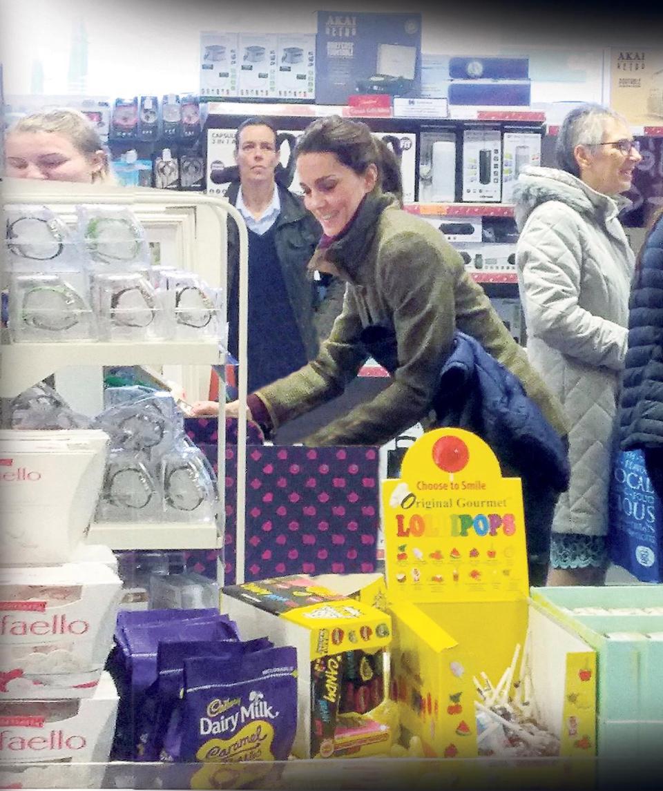 Все по скидкам: Кейт Миддлтон купила новогодние подарки в магазине 'для бедных' - фото 166384