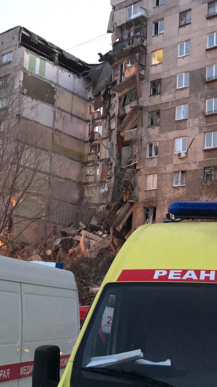 В Магнитогорске в 10-этажном жилом доме произошел взрыв: десятки человек под завалами - фото 166862