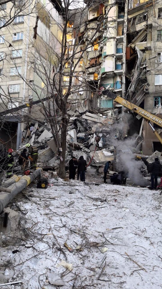 В Магнитогорске в 10-этажном жилом доме произошел взрыв: десятки человек под завалами - фото 166864