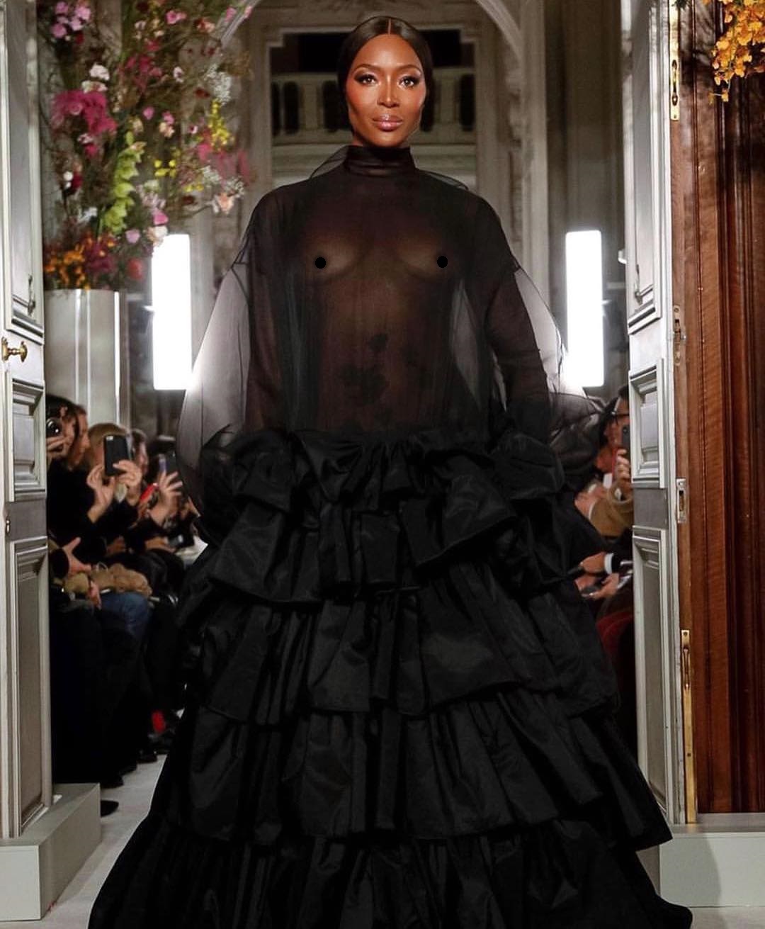 Наоми Кэмпбелл полностью оголила грудь на модном показе в Париже - фото 169355