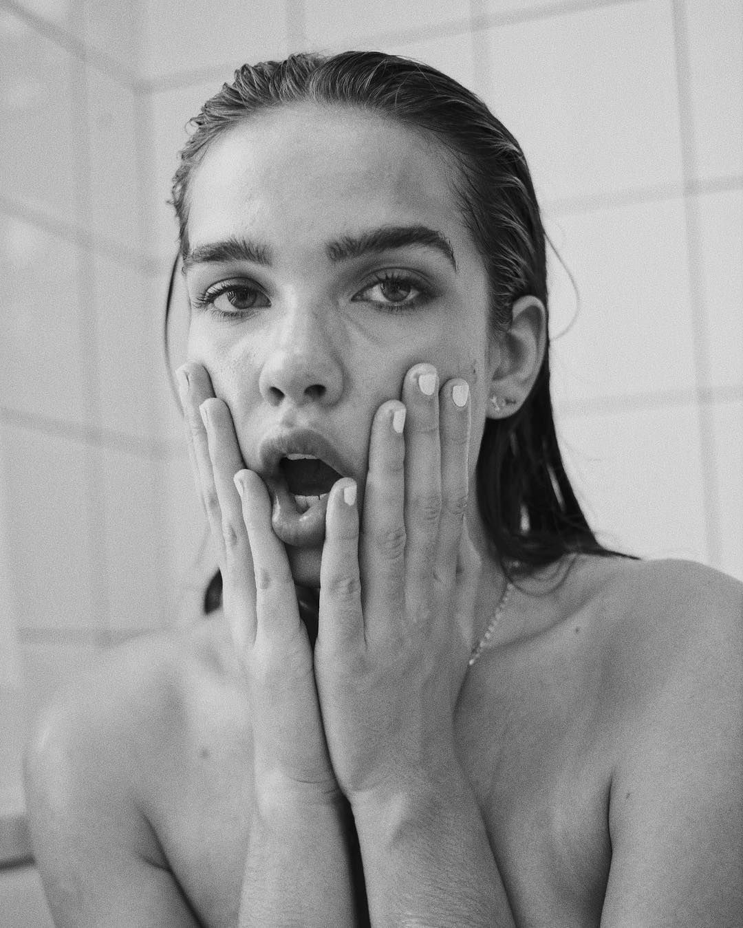 Бруклин Бекхэм устроил своей девушке откровенную фотосессию в ванной - фото 170542