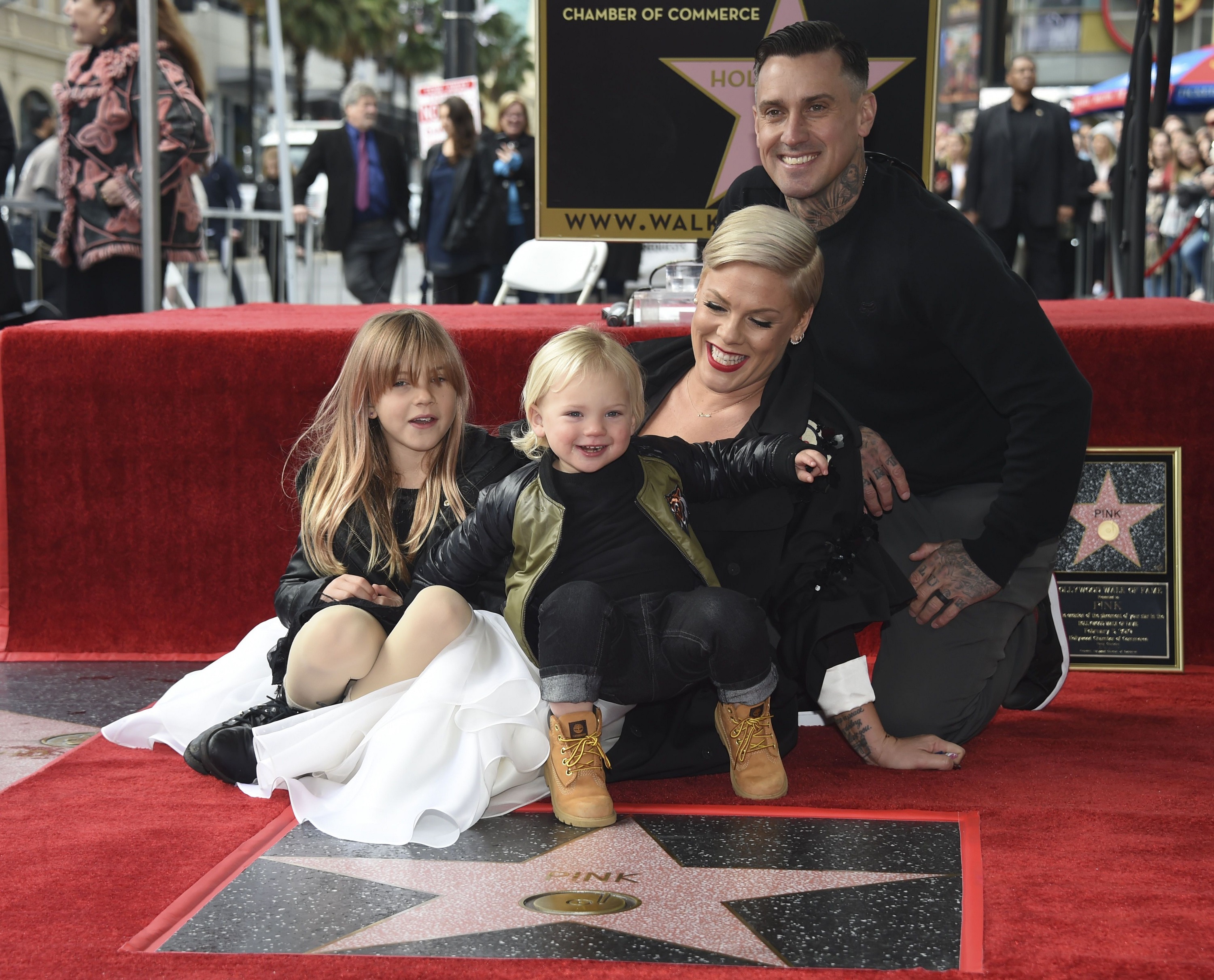 Pink получила именную звезду на Аллее славы в Голливуде - фото 171310
