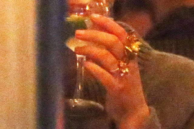 Дженнифер Лоуренс засветила огромное помолвочне кольцо - фото 171592
