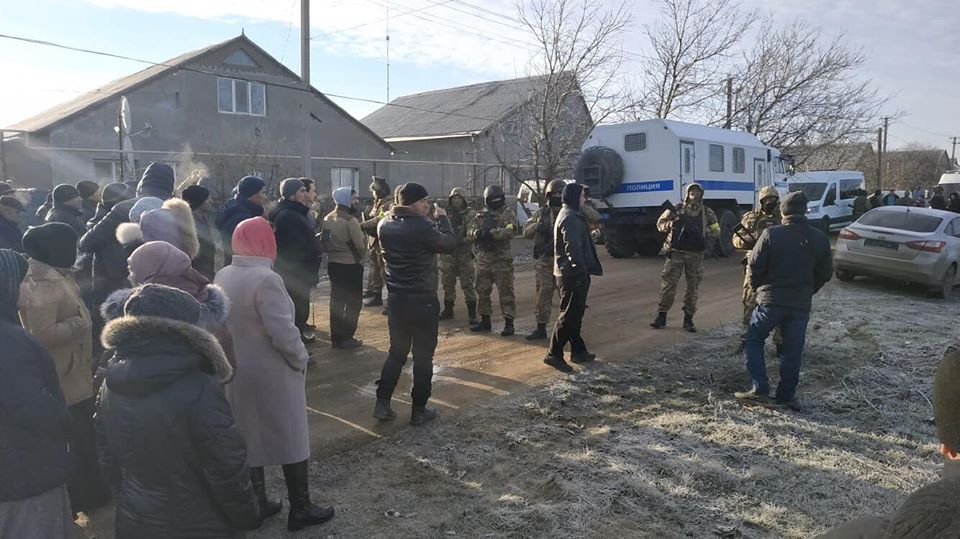 Вооруженные ФСБшники обыскали дома и похитили трех крымских татар (ФОТО) - фото 172417