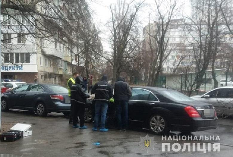 В Киеве обнаружили труп с простреленной головой в элитном авто ФОТО - фото 174847