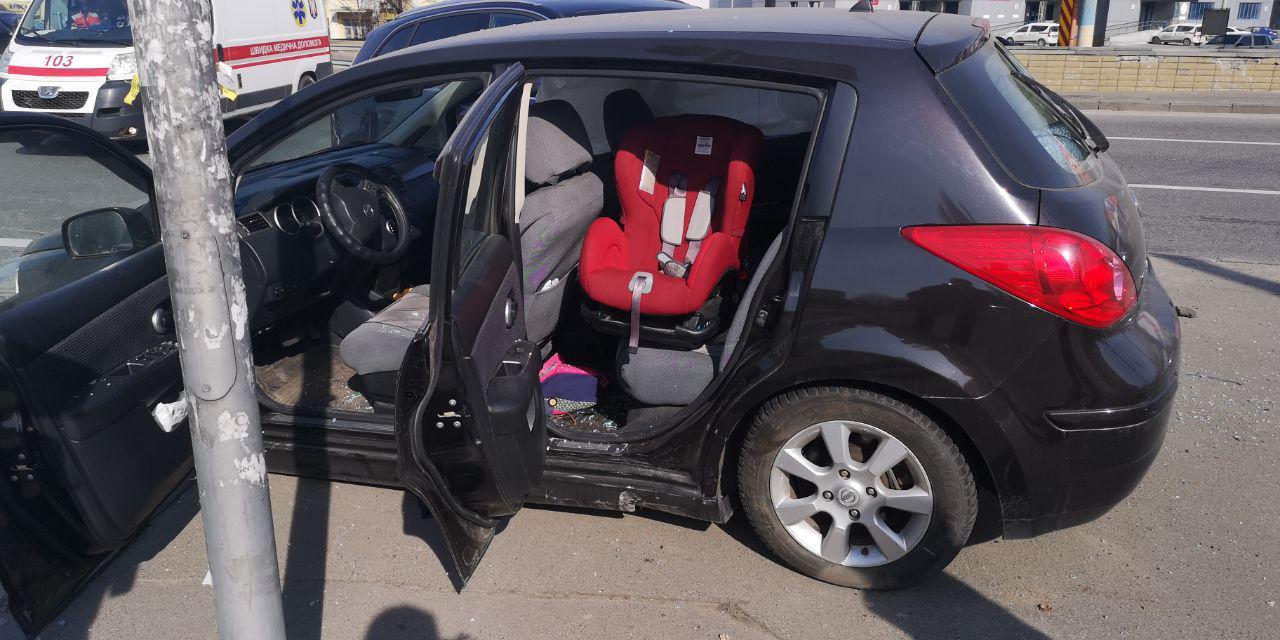 В Киеве в ДТП двух автоледи пострадал 2-летний ребенок - фото 175277