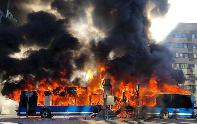 В центре Стокгольма взорвался автобус с пассажиром - фото 175460