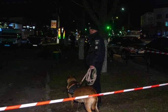 В Борисполе вооруженные автоматами мужчины ограбили ювелирку (ФОТО) - фото 176236