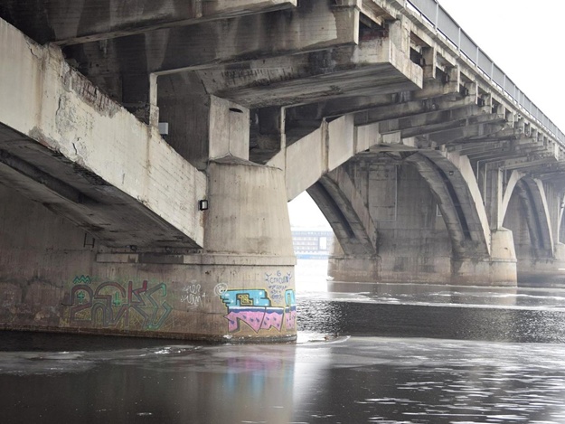 Мост позора: киевляне переименовали скандальный путепровод  ФОТО и МЕМЫ - фото 176561