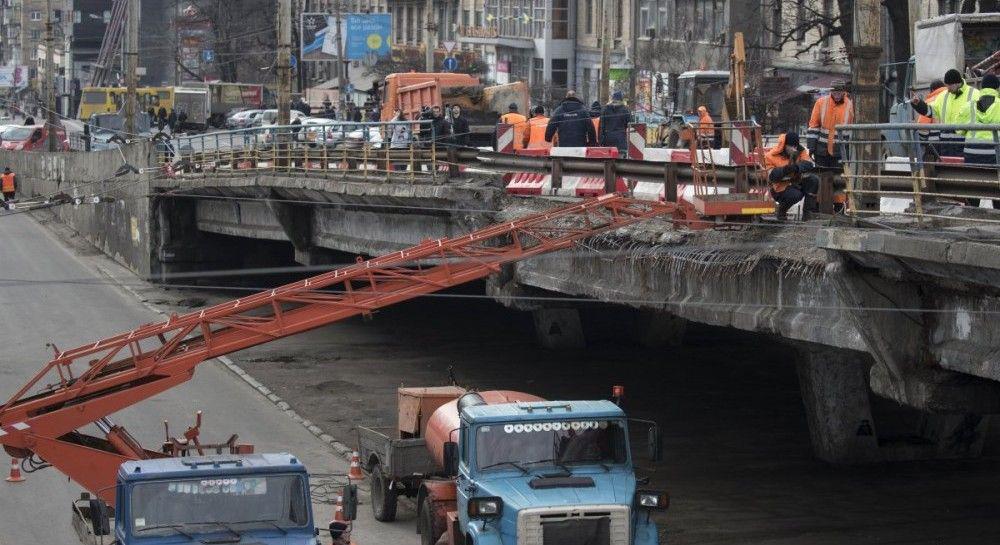 Мост позора: киевляне переименовали скандальный путепровод  ФОТО и МЕМЫ - фото 176625