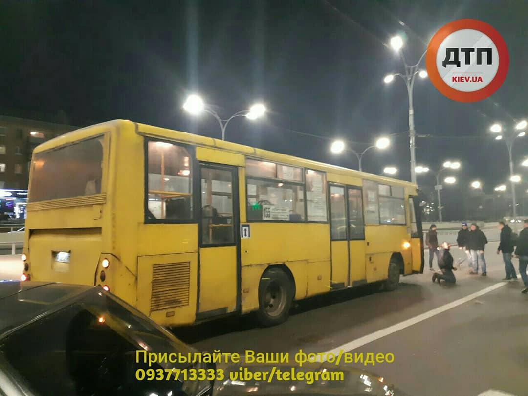 Считал деньги за проезд: в Киеве маршрутка снесла троих пешеходов (ФОТО+ВИДЕО 18+) - фото 177213