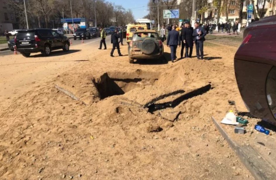 Эксперименты коммунальщиков: в Одессе из-за взрыва перевернулась дорогая иномарка (ВИДЕО) - фото 178685