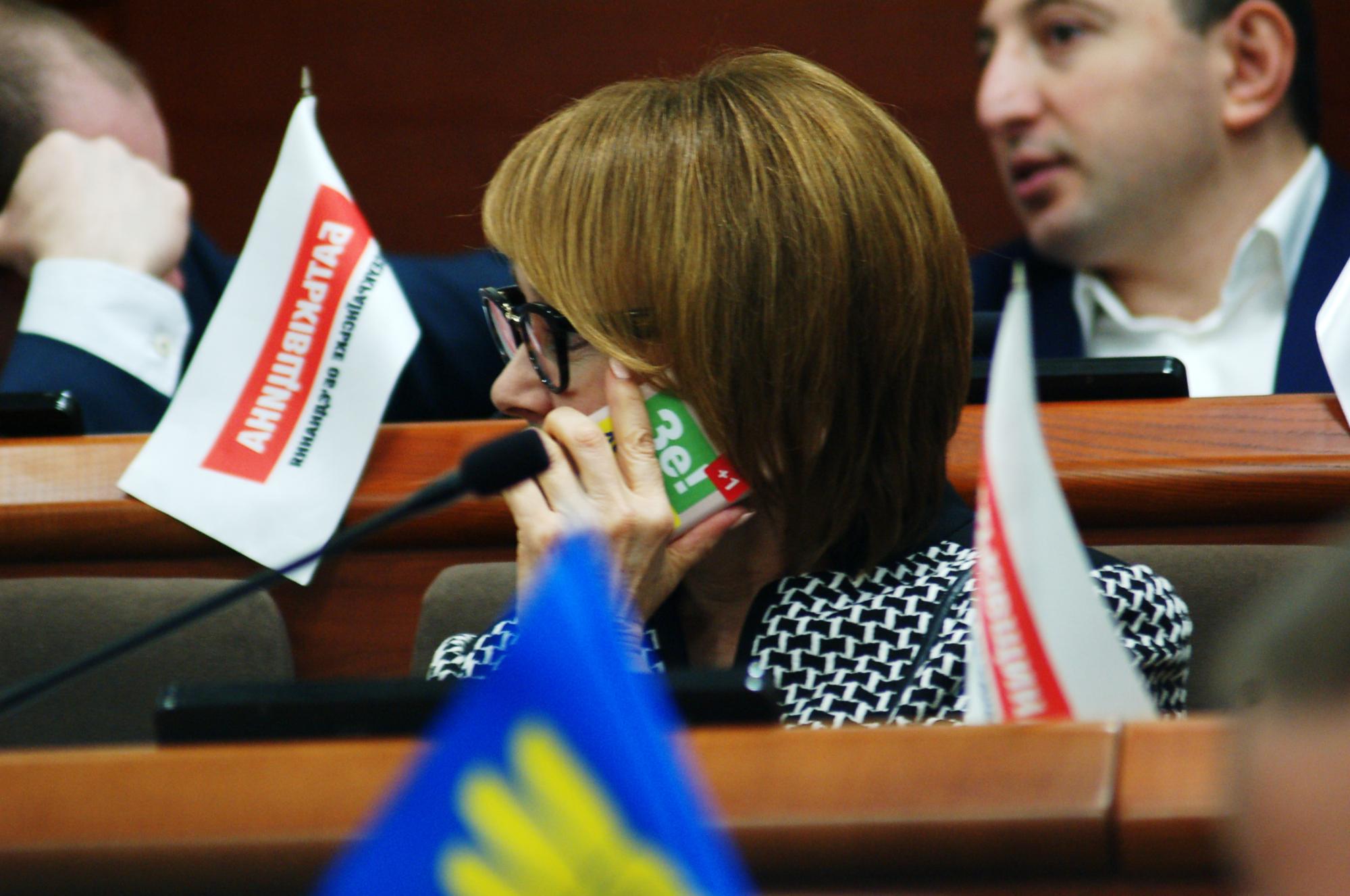 Депутаты от 'Батькивщины' переобулись и наклеили на телефоны стикеры Зеленского (ФОТО) - фото 178821