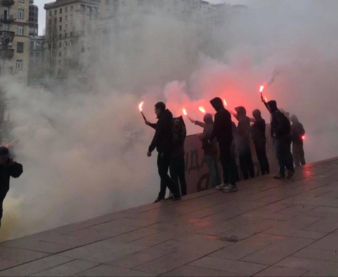Незаконная застройка: активисты чуть не сожгли КГГА и перепугали туристов (ФОТО+ВИДЕО) - фото 179338