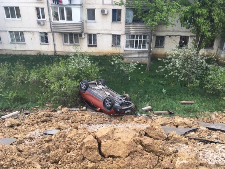 В оккупированном Крыму земля съехала в обрыв вместе с машинами (ФОТО+ВИДЕО) - фото 179760