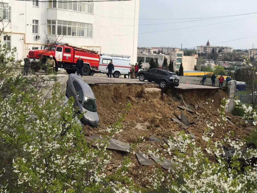 В оккупированном Крыму земля съехала в обрыв вместе с машинами (ФОТО+ВИДЕО) - фото 179761