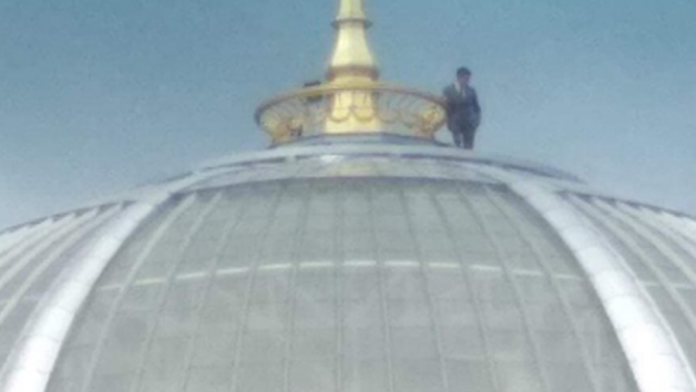 'Зеленский' залез на купол Рады? Тайна раскрыта – ФОТО - фото 184145