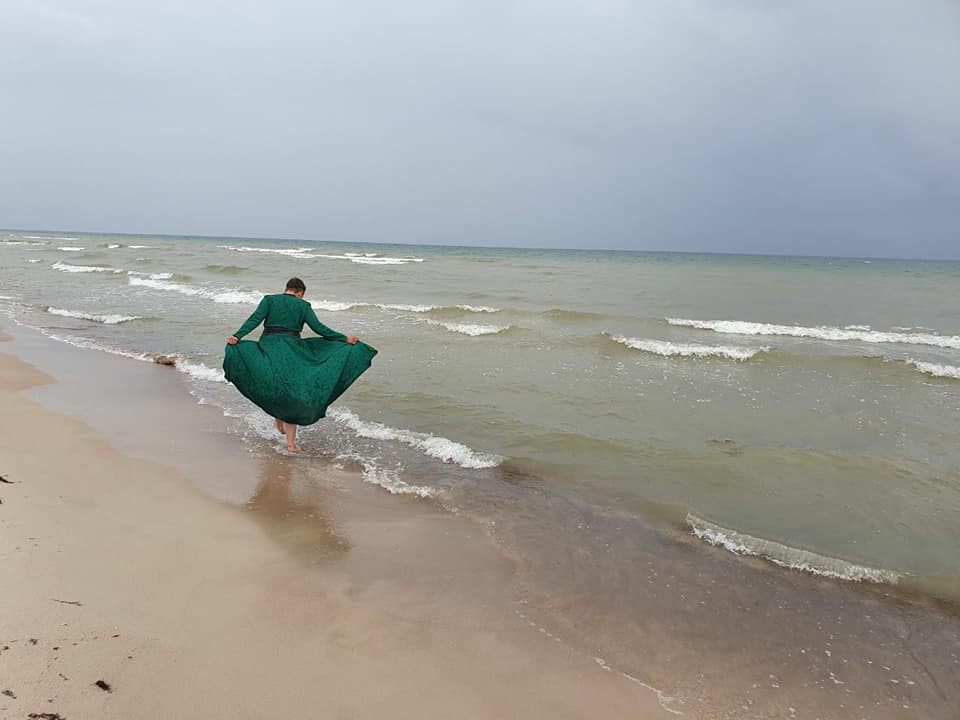 Савченко в платьице отправилась на море. Но не Черное – яркие ФОТО - фото 185596