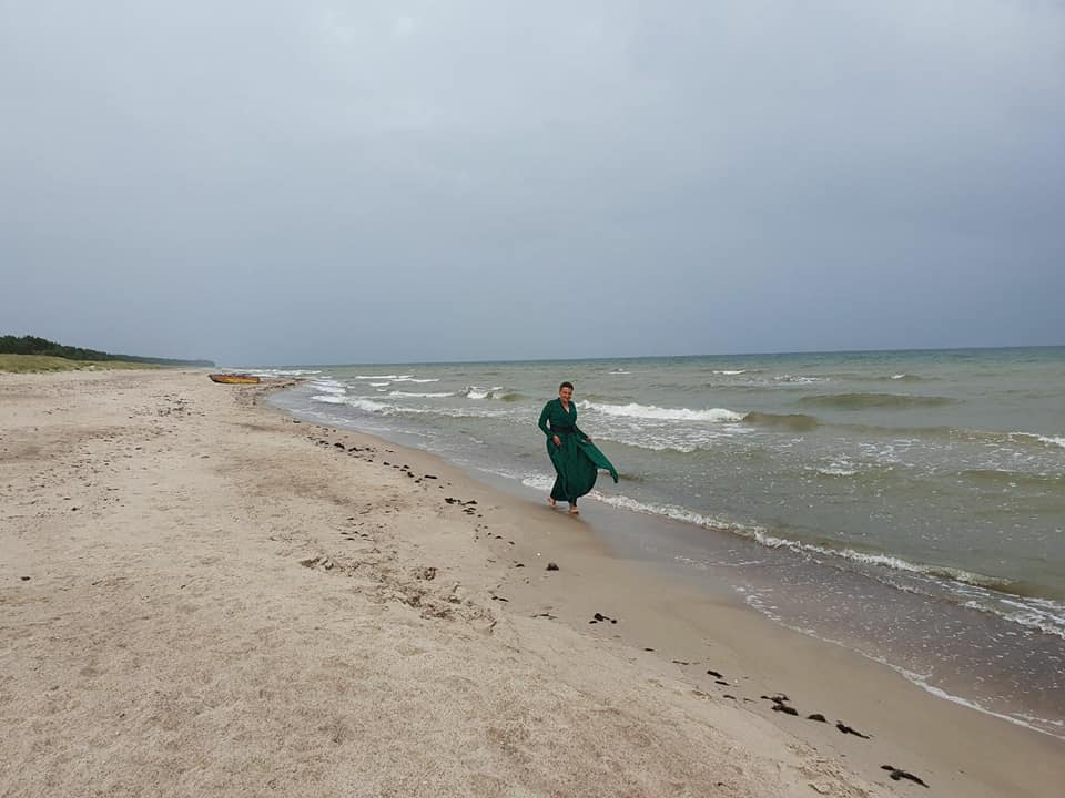 Савченко в платьице отправилась на море. Но не Черное – яркие ФОТО - фото 185598