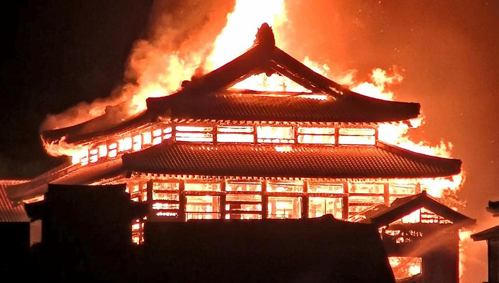 В Японии дотла сгорел внесенный в список ЮНЕСКО замок (ФОТО+ВИДЕО) - фото 190485