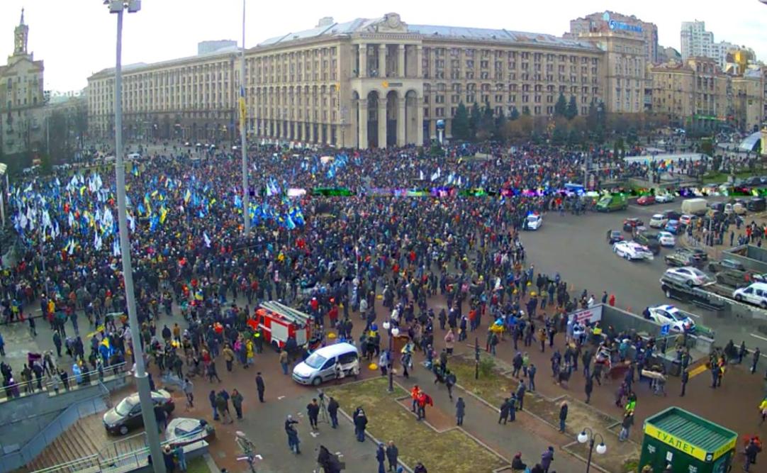 На акцию протеста на Майдане пришли тысячи патриотов. И Порошенко - фото 192480