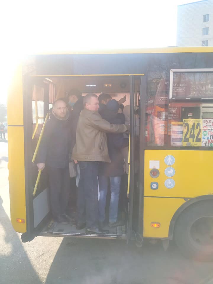 В Киеве все забили на карантин из-за закрытого метро (ФОТО+ВИДЕО) - фото 197417