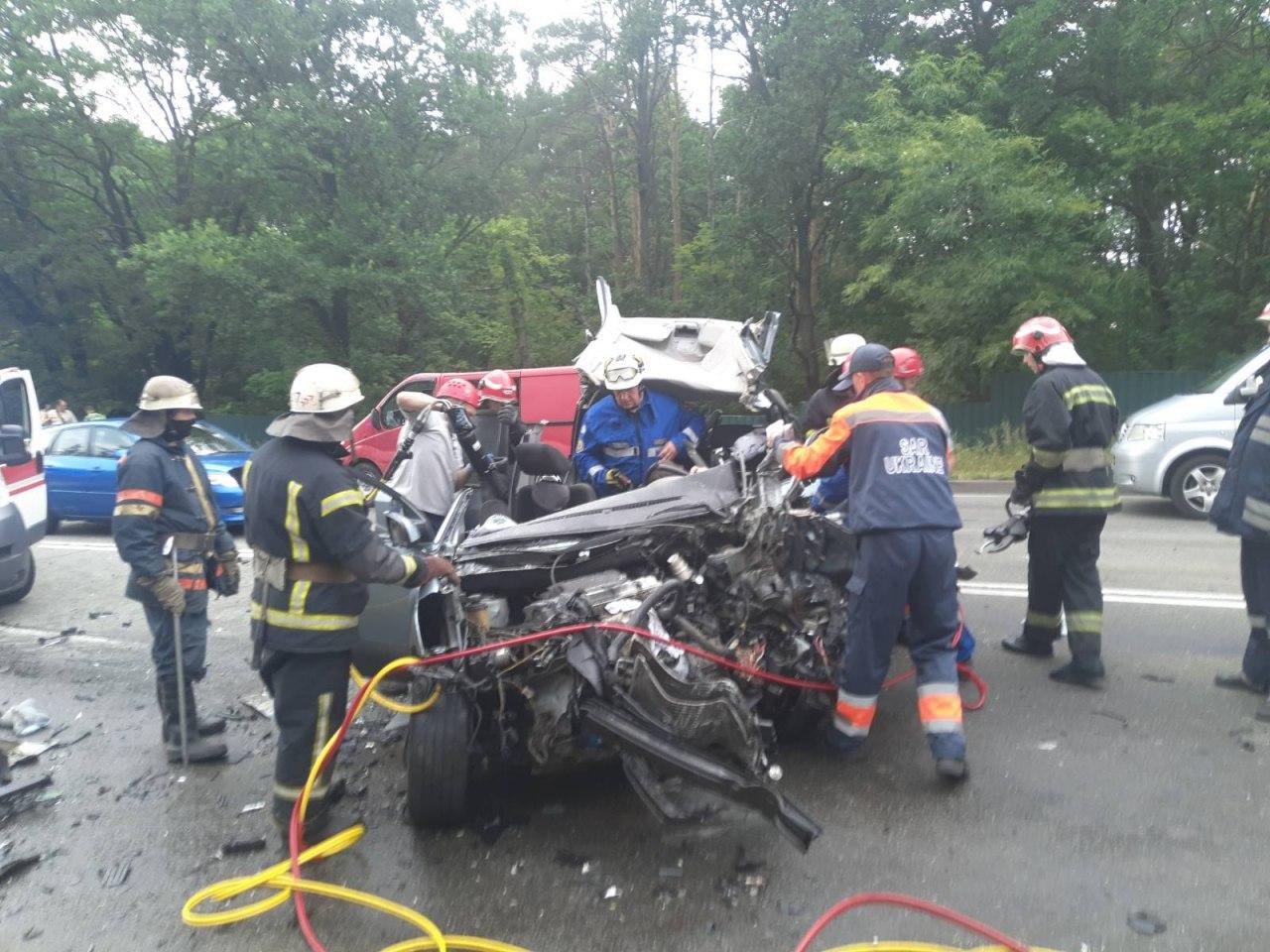 Под Киевом пьяный водитель Mercedes устроил жуткую аварию и убил 4 человек ВИДЕО - фото 202650