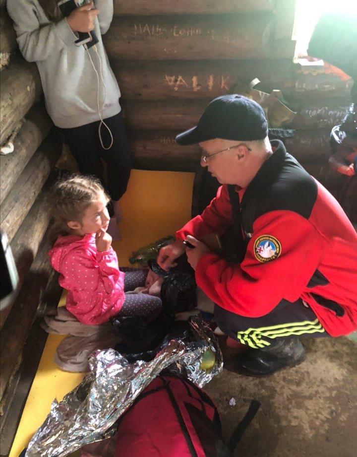 На Говерле застряли туристы с детьми, идет спасательная операция – ФОТО - фото 203213
