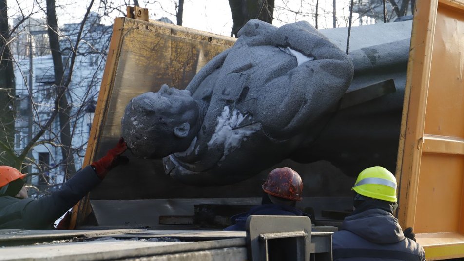 У Києві демонтували пам'ятники Чкалова та Ватутіну - фото 213010