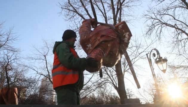 У Києві демонтували пам'ятники Чкалова та Ватутіну - фото 213011