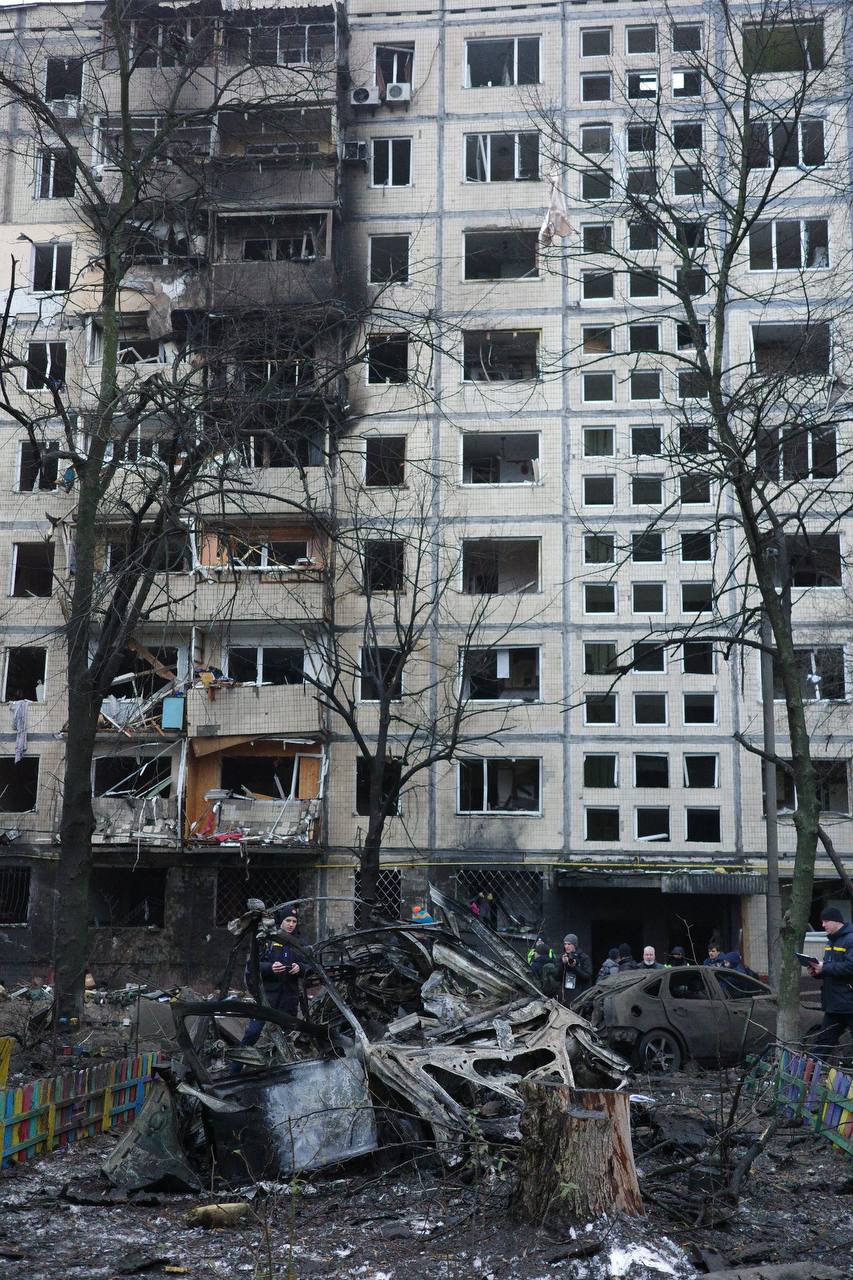Росіяни обстріляли спальні райони Києва балістичними ракетами - фото 215172
