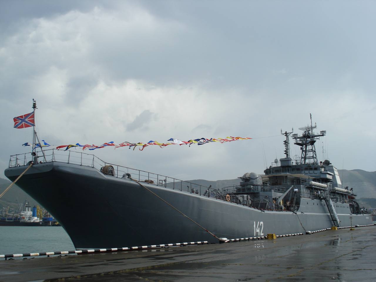 В окупованій Феодосії знищено черговий руський воєнний корабель - фото 215238