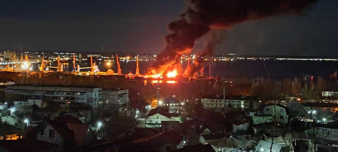 В окупованій Феодосії знищено черговий руський воєнний корабель - фото 215241